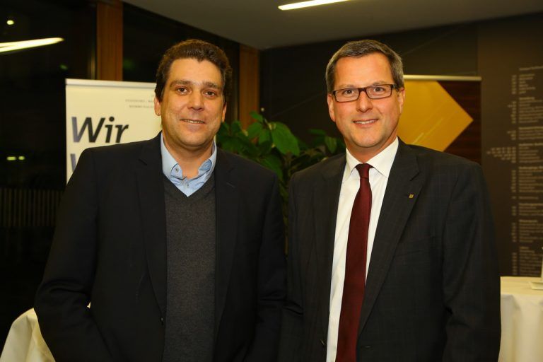 Bgm. Harald Köhlmeier (links) und Raika-Vorstand Johannes Ortner.