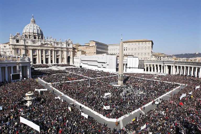 Bis zu 250.000 Pilger und Touristen versammelten sich auf dem Petersplatz und den Straßen der Umgebung. Foto: DAPD