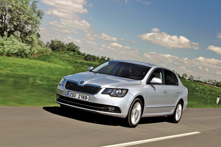 Bis zur A-Säule wurde der neue Superb komplett neu gestaltet, und er wirkt jetzt deutlich selbstbewusster. fotos: skoda