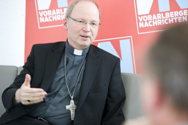 Bischof Benno will den Sommer über „hören, was wirklich die Themen der Menschen sind“. Foto: B. Rhomberg