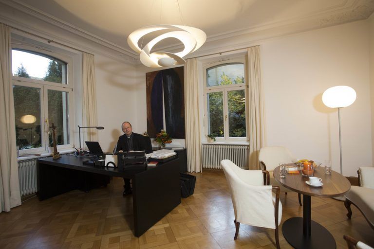 Bischof Bennos Arbeitsplatz am Hirschgraben. Fotos: VN/Hartinger