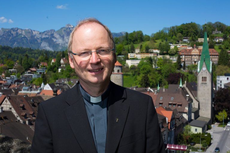 Bischof Benno Elbs: „Die Raupe stirbt und verwandelt sich in einen wunderschönen Falter. Anders gesagt: Die Liebe ist stärker als der Tod.“