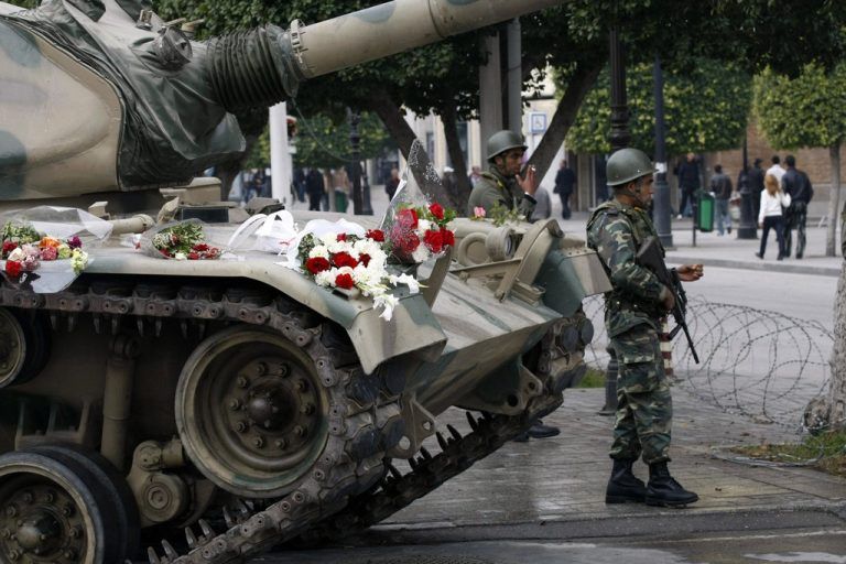 Blumen für die Panzer: Tunis im Jänner 2011. Foto: AP