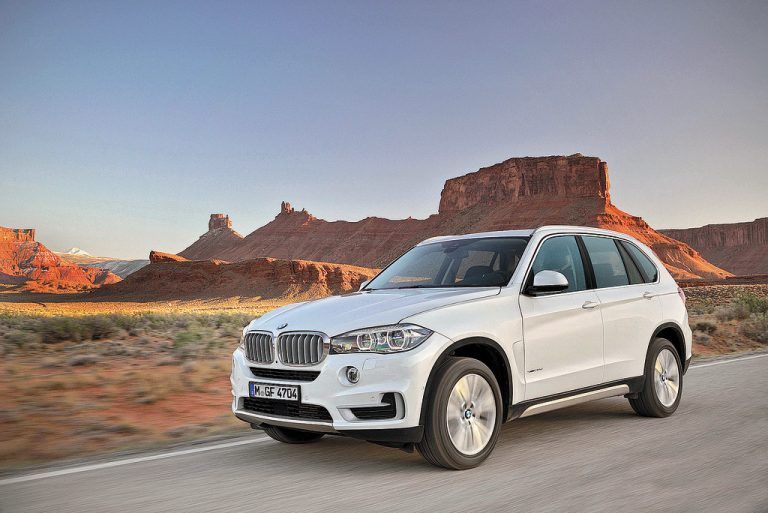 BMW X5: Mit einigen Optik-Retuschen ist seine Mächtigkeit noch sportlicher und dynamischer geworden.