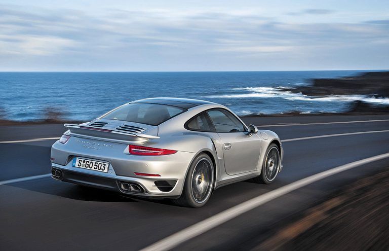 Breites, vor Kraft strotzendes Heck des 911 Turbo.
