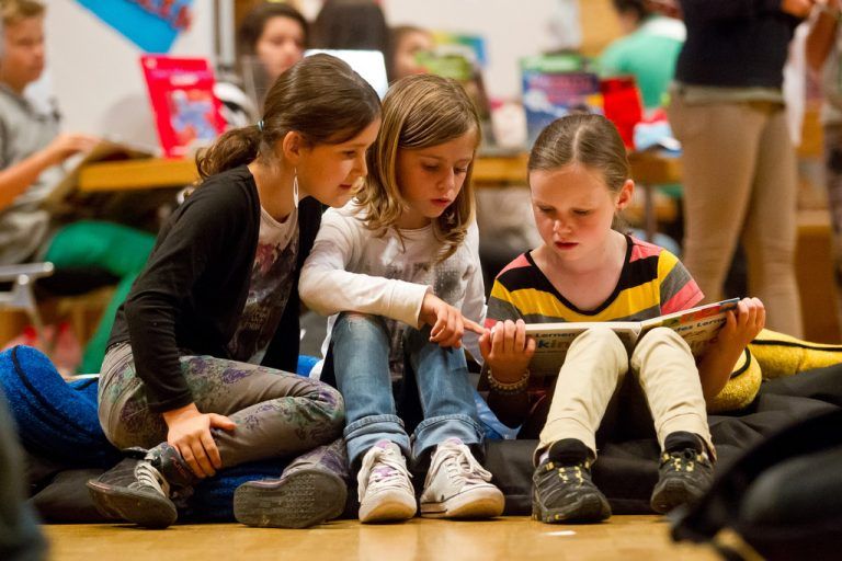 Bunt und fröhlich und spannend geht es rund um die „Buch am Bach“ zu: Kinder, Jugendliche und Erwachsene sind gleichermaßen willkommen.