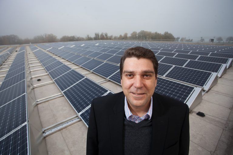 Bürgermeister Harald Köhlmeier freut sich über 520 Megawatt die über die PV-Anlage eingespeist werden. Foto: Steurer