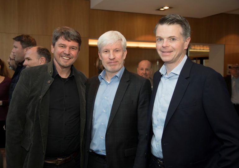 Bürgermeister Kurt Fischer, Holger Streitz (GS-Führer Liebherr Nenzing), Alexander Frischmann (Prisma, v. l.).