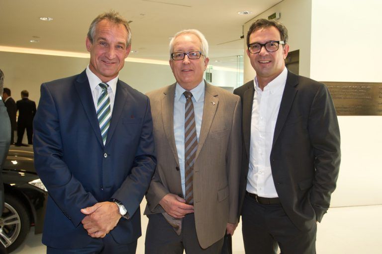 Bürgermeister Markus Linhart (l.) mit Michael Simma (AK) und Prisma-Vorstand Bernhard Ölz.