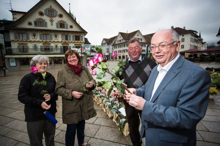 Bürgermeister Wolfgang Rümmele als Rosenkavalier am Dornbirner Marktplatz. Fotos: VN/Steurer