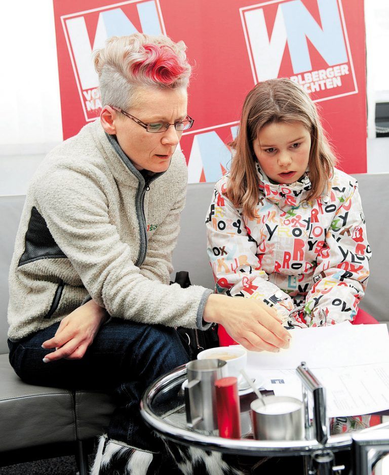 Carmen Lindenau und Tochter Lea starren immer wieder entsetzt auf den Anwaltsbrief mit Muxels Forderungen. Foto: b. rhomberg