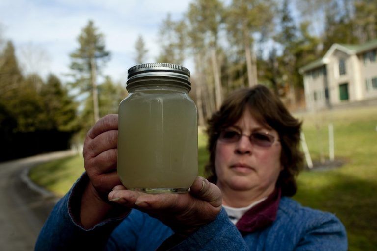 Carol French aus Pennsylvania hält ein Glas mit verschmutztem Wasser in die Kamera: Solche Bilder machen Angst. Foto: Reueters