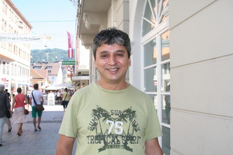 Celik Nevzat,47, HohenemsJa, würde ich sicher kaufen. Solange es weiterhin gesund ist, habe ich kein Problem mit krummem Gemüse oder Obst. Genormtes Gemüse oder Obst kann ja auch gar nicht so gut schmecken.