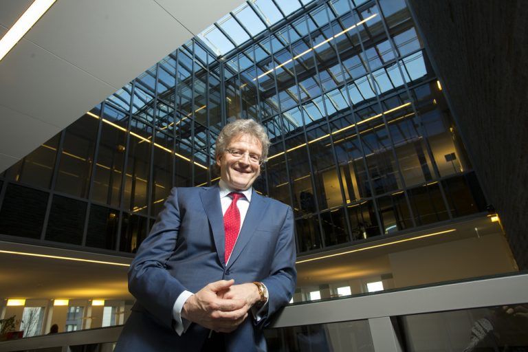 CEO Andreas Insam im schönen Innenhof des Firmensitzes in Gamprin-Bendern.  Foto: VN/Hartinger