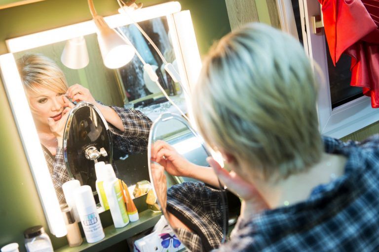 Chris Kolonko ist gelernter Visagist und Friseur – da werden schon mal die Perücken in der Pause zurechtgestylt.