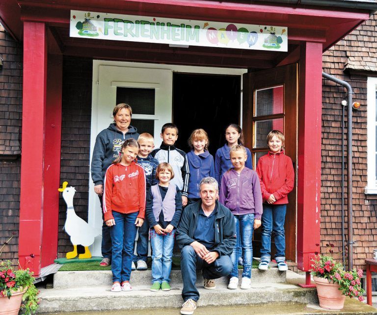 Christian Bösch mit Dolmetscherin und einigen Kindern, die sich derzeit im Ferienheim erholen. Foto: BEM