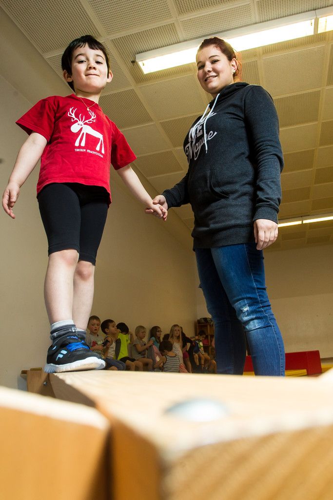 Christina fühlt sich im Turnsaal des Privatkindergartens Don Bosco in Bludenz mit ihren Kindern wie zu Hause. Fotos: VN/Steurer