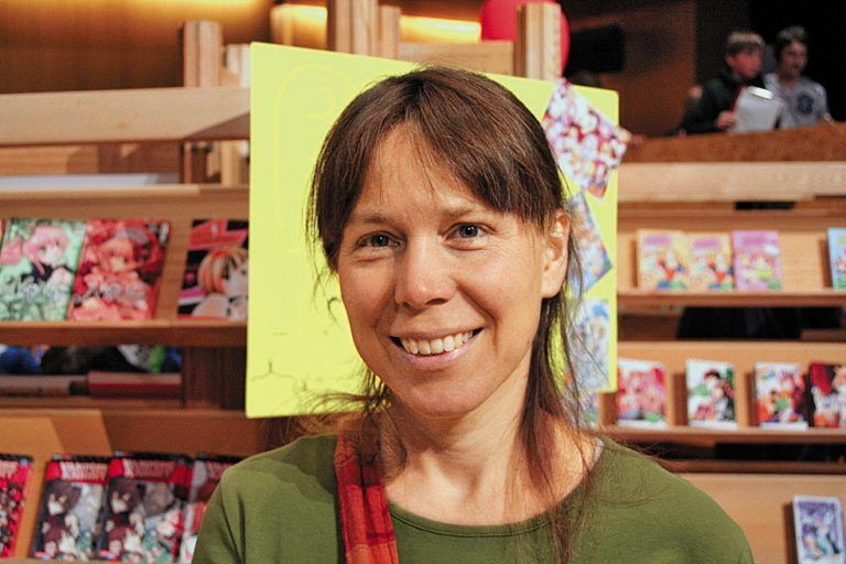 Christine Sonderegger, 42 Jahre, Begleitperson VS Röthis. Es ist quirlig hier. Ich hab gehört, letztes Jahr war weniger los. Eigentlich bin ich ohne Erwartungen hergekommen. Aber jetzt gefällt es mir sehr. Unsere Kinder stehen schon an der Kassa an.