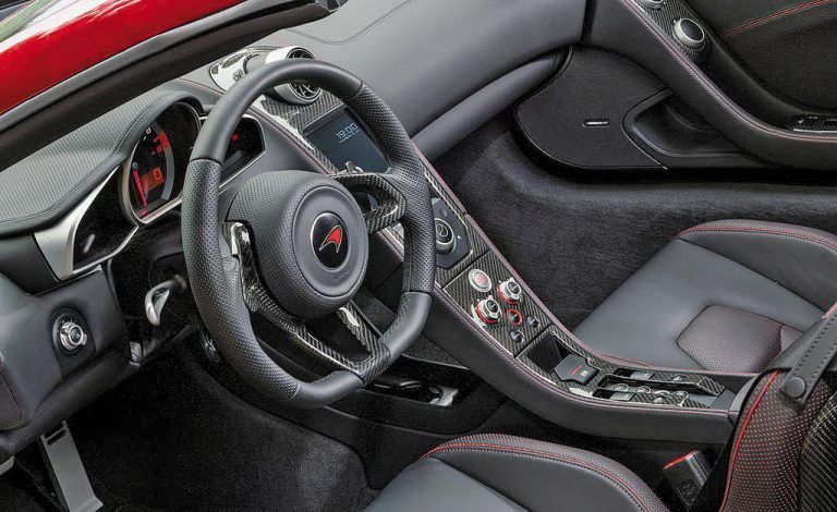 Cockpit mit Einflüssen aus der Formel 1.