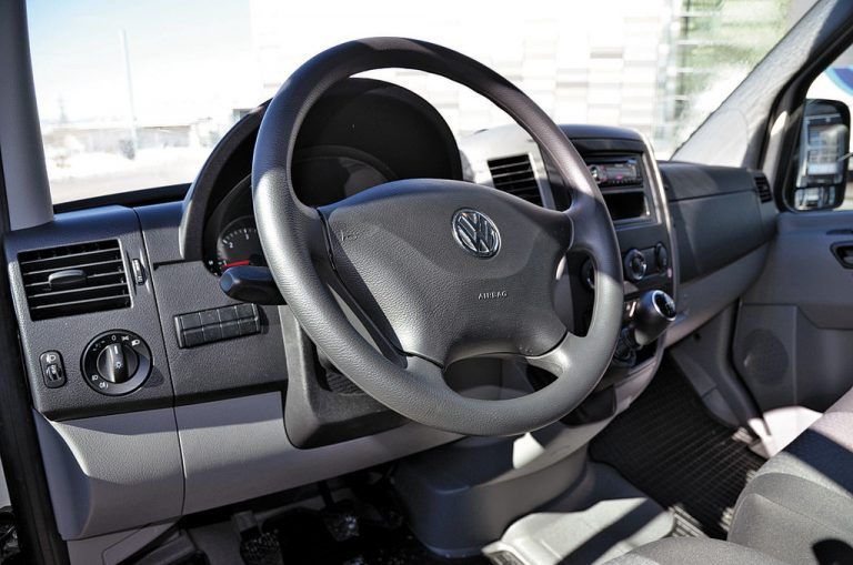 Cockpit mit vielen Ablagen.