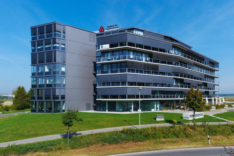 Competence Park Friedrichshafen. Direkte Flughafen- und überörtliche Anbindung, in Nachbarschaft zur Neuen Messe.» Lage: Otto-Lilienthal-Straße, Friedrichshafen» Infrastruktur: Seminarräumlichkeiten, Foyer, mehrere Gastronomiebetriebe, Tiefgarage, Kinderbetreuung» Grundstücksfläche: ca. 16.000 m2 und 30.000 m2 Erweiterungsmöglichkeit» Nutzfläche: ca. 15.000 m2» Fertigstellung: 3. Baustufe Jänner 2013, Erweiterung geplant» Investitionssumme: ca. 35 Millionen Euro (erste drei Gebäude)
