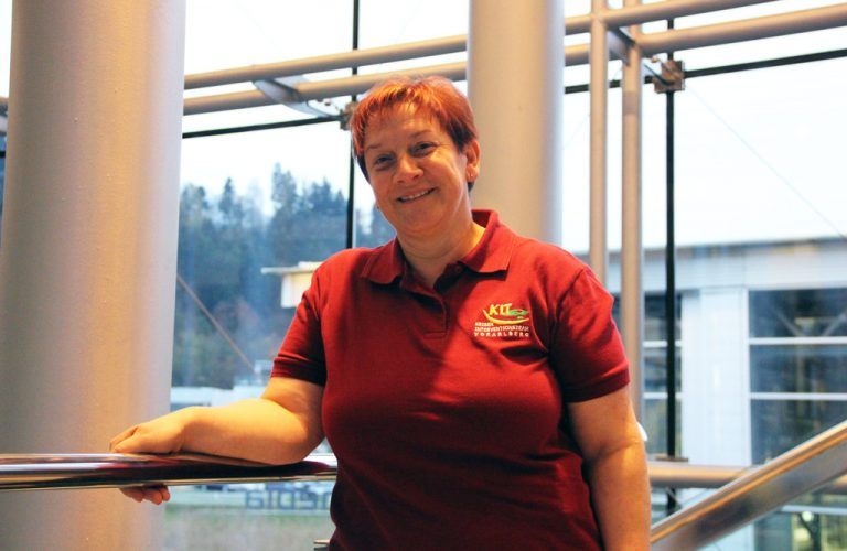 Daniela Koller, 46, HohenemsKIT (Kriseninterventionsteam Vorarlberg), Rettung LustenauSeit drei Jahren ist Daniela Koller beim KIT Vorarlberg als Kriseninterventionshelferin ehrenamtlich tätig. „Ich arbeite vier Dienste im Monat, jeweils zwölf Stunden lang“, erzählt Koller. Alarmiert werden die Helfer in Notsituationen per Pager. Seit 13 Jahren ist sie bei der Lustenauer Rettung. Dort wurde sie durch eine Kollegin, die auch beim KIT ist, auf diese Möglichkeit zu helfen aufmerksam. „Bei der Rettung haben wir keine Zeit, uns um die Angehörigen, die oftmals in schwerer Not waren, zu kümmern. Meist wurde man gleich zum nächsten Einsatz gerufen.“Beim KIT-Einsatz hat sie im Schnitt rund drei Stunden Zeit für Menschen, die sich „in einer furchtbaren Situation durch den Verlust eines Angehörigen befinden.“ Je nachdem, wie lange sie gebraucht wird, kann der Einsatz auch mal länger dauern. „Oft reicht es auch, dass man einfach nur für den anderen da ist.“ Für andere Menschen da sein und ihnen das Gefühl geben, dass jemand in ihrer Not eine Hand reicht, motiviert die Hohenemserin. Bei der Rettung ist sie seit eineinhalb Jahren für die Erste-Hilfe-Ausbildung zuständig und absolviert Sonderdienste bei Veranstaltungen.