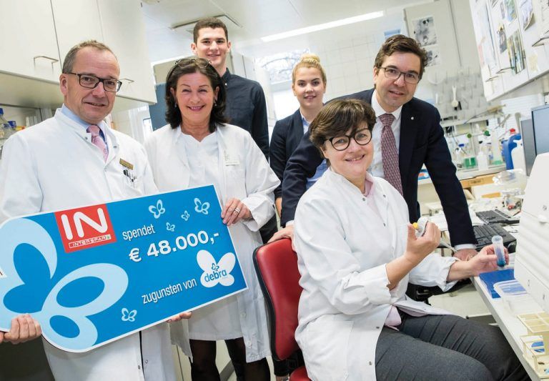 Dank an die Spender: (v.l.) Prim. Univ.-Prof. Dr. Johann Bauer, Dr. Gabriele Pohla-Gubo, Spar-Lehrlinge Philipp Uhl und Carina Strasser, Dr. Julia Reichelt und Mag. Markus Kaser (GF Interspar Österreich). Interspar/Franz Neumayr