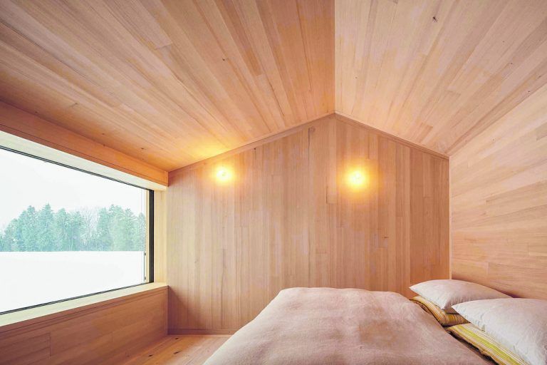 Das Elternschlafzimmer ist eine pure Box aus Weißtanne. Richtung Süden raumbreit geöffnet durch ein Fenster mit – wie bei allen Fenstern – außenliegendem Sonnenschutz.