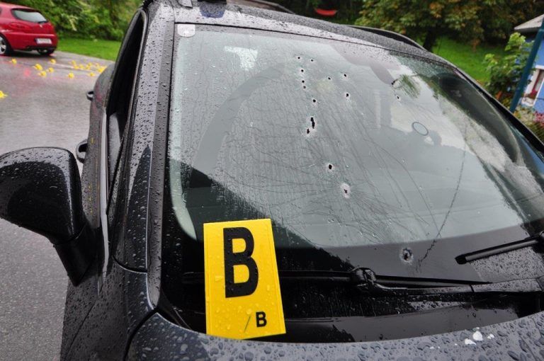 Das Fahrzeug der Cobra-Beamten mit mehreren Einschusslöchern.