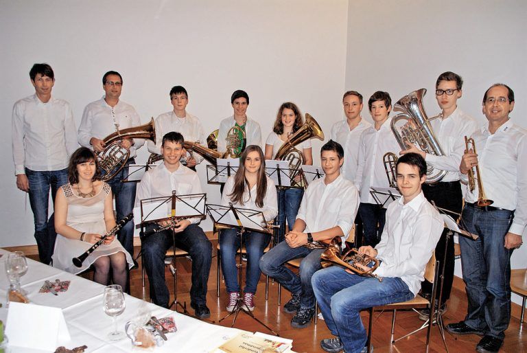 Das HTL-Schulorchester mit Kapellmeister Robert Altmann (ganz links) und Leiter Georg Fink (ganz rechts) bei der Weihnachtsfeier.