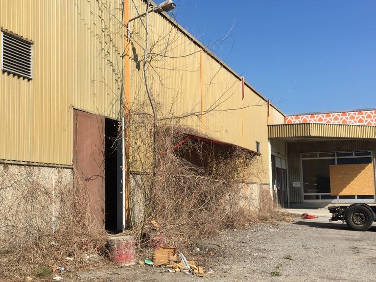 Das leer stehende Gebäude des Heimwerkermarktes Baumarkt in Dornbirn soll bald verschwinden. Geplant ist ein neuer Mömax-Markt.VN/Schuster