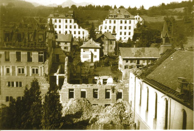 Das Mädchenheim der Lehrerbildungsanstalt und das Antoniushaus (vorne) wurden vollständig zerstört. Foto: Karl Vogel