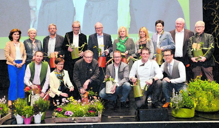 Das Mehrwert-Team um Angelika Stöckler und der Vorstand des Trägervereins freuten sich über 300 Gäste zur Feier des bisherigen zweieinhalbjährigen Erfolgs.