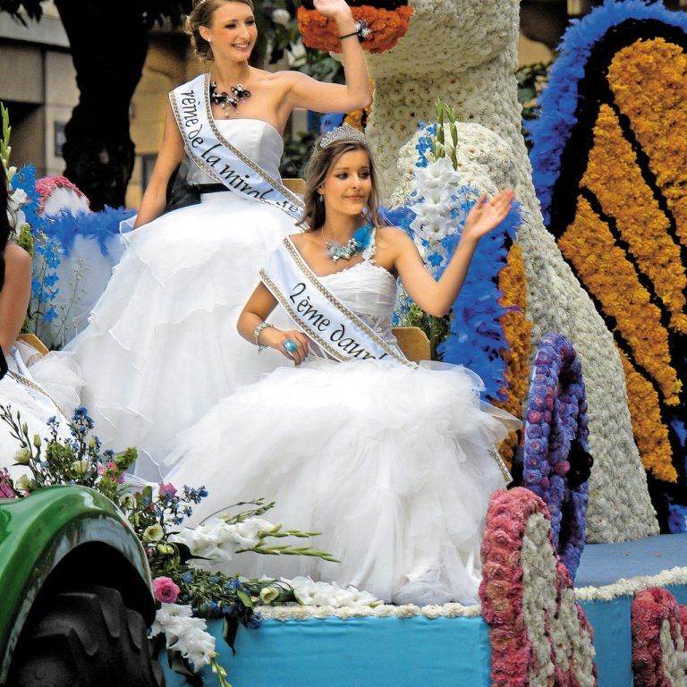 Das Mirabellenfest in Metz ist eine Hommage an die Frucht – mit gewählten Mirabellenköniginnen (l.).