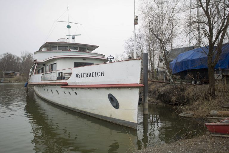 Das MS Österreich war einmal eine Schönheit. Aber die prächtige Fassade bröckelt unaufhaltsam.