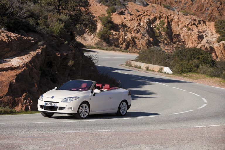 Das Renault Mégane Coupé-Cabriolet fährt heuer in der Sonder-Edition„Floride“ in die Freiluftsaison – nach wie vor mit dem Faltdach aus Glas.