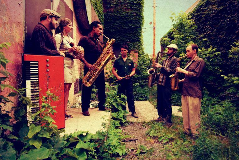 Das Souljazz Orchestra kommt mit dem neuen Album „Solidarity“ im Gepäck nach Vorarlberg. Gespielt wird im Dornbirner Conrad Sohm. foto: musikladen
