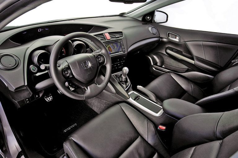 Das spacige Interieur spiegelt das Exterieur wider.