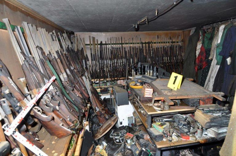 Das Waffenarsenal des Vierfachmörders. Fotos: LPD NÖ, APA, Reuters