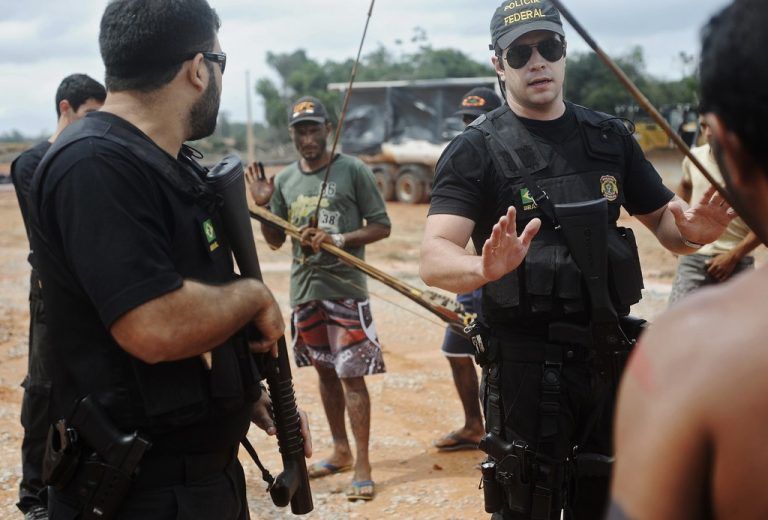 Dass auf der Baustelle noch keine Schüsse fielen, grenzt an ein Wunder. Kräutler sagt den Indios: „Keine Gewalt.“ Noch wirkt das. Foto: Reuters