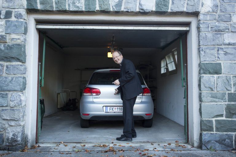 Den Golf hat sich der Bischof vom eigenen Gehalt gekauft.