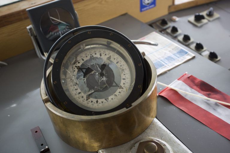 Den Kompass haben Chaoten vor Monaten eingeschlagen und auch sonst ihre Spuren hinterlassen.