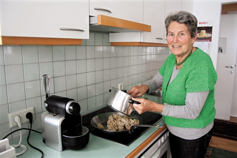 Den Riebel brät Rosmarie Zanol in der gußeisernen Pfanne. Sie lebt mit ihrem Mann ein zufriedenes, bescheidenes Leben. Foto: VN/Matt
