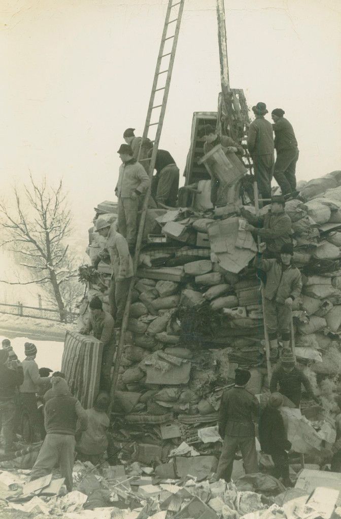 Der Aufbau des Oberdorfer Funkens im Jahre 1955. Foto: Funkenzunft