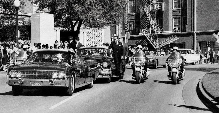 Der Augenblick, als die tödlichen Schüsse fielen: Der Konvoi mit John F. Kennedy, die Sicherheitskräfte waren machtlos. Foto: AP