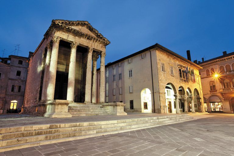 Der Augustus-Tempel wurde zu Ehren des Kaisers Augustus und der Göttin Roma erbaut.