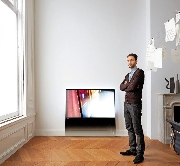 Der aus Hard stammende Designer Frank Rettenbacher vor der neuen DesignLine von Philips. Foto: PTV