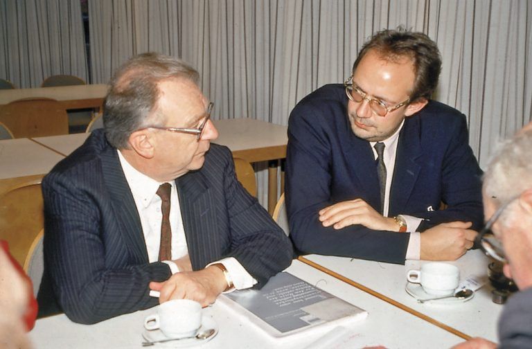 Der Baden-Württembergische Ministerpräsident Lothar Späth im Gespräch mit VN-Verleger Eugen A. Russ.