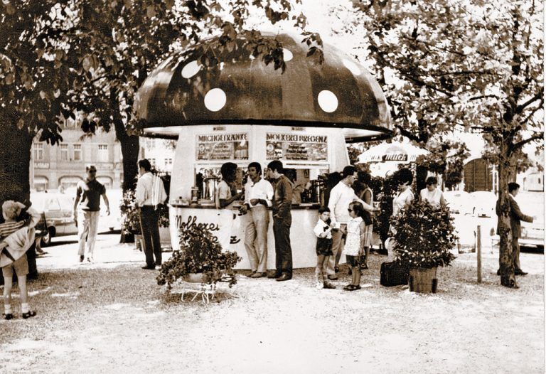 Der Bregenzer „Milchpilz“ steht heute gegenüber vom Vorarlberg Museum. Er sah schon in den 1950er-Jahren so aus, als die Allgäuer Hermann Waldner KG 50 dieser Kioske in Deutschland, Österreich, Italien, Griechenland und den Beneluxstaaten „einpflanzte“. Heute steht das Bregenzer Exemplar unter Denkmalschutz, es gibt nämlich nur noch vier davon. Foto: Stadtarchiv Bregenz