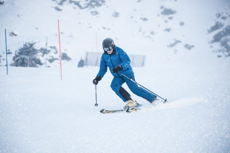 Der „Chef“ zieht am Hochjoch seine Schwünge, Markus Büchel bei der Pisteninspektion. Foto: Silvretta Montafn